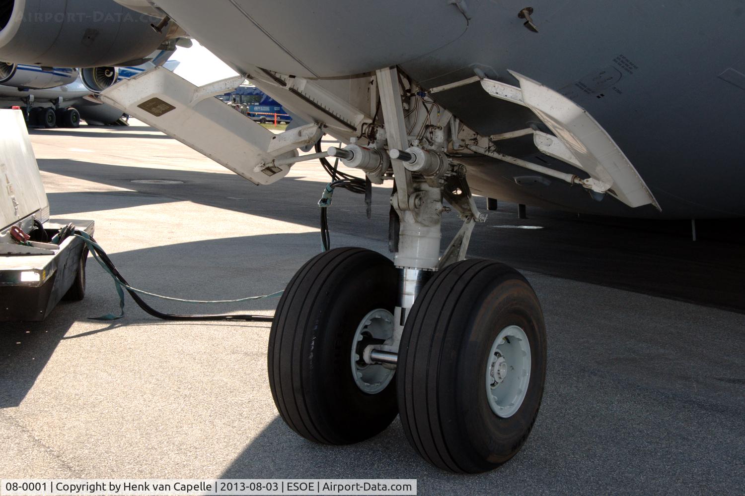 08-0001, 2008 Boeing C-17A Globemaster III C/N F-207, C-17A nose landing gear.