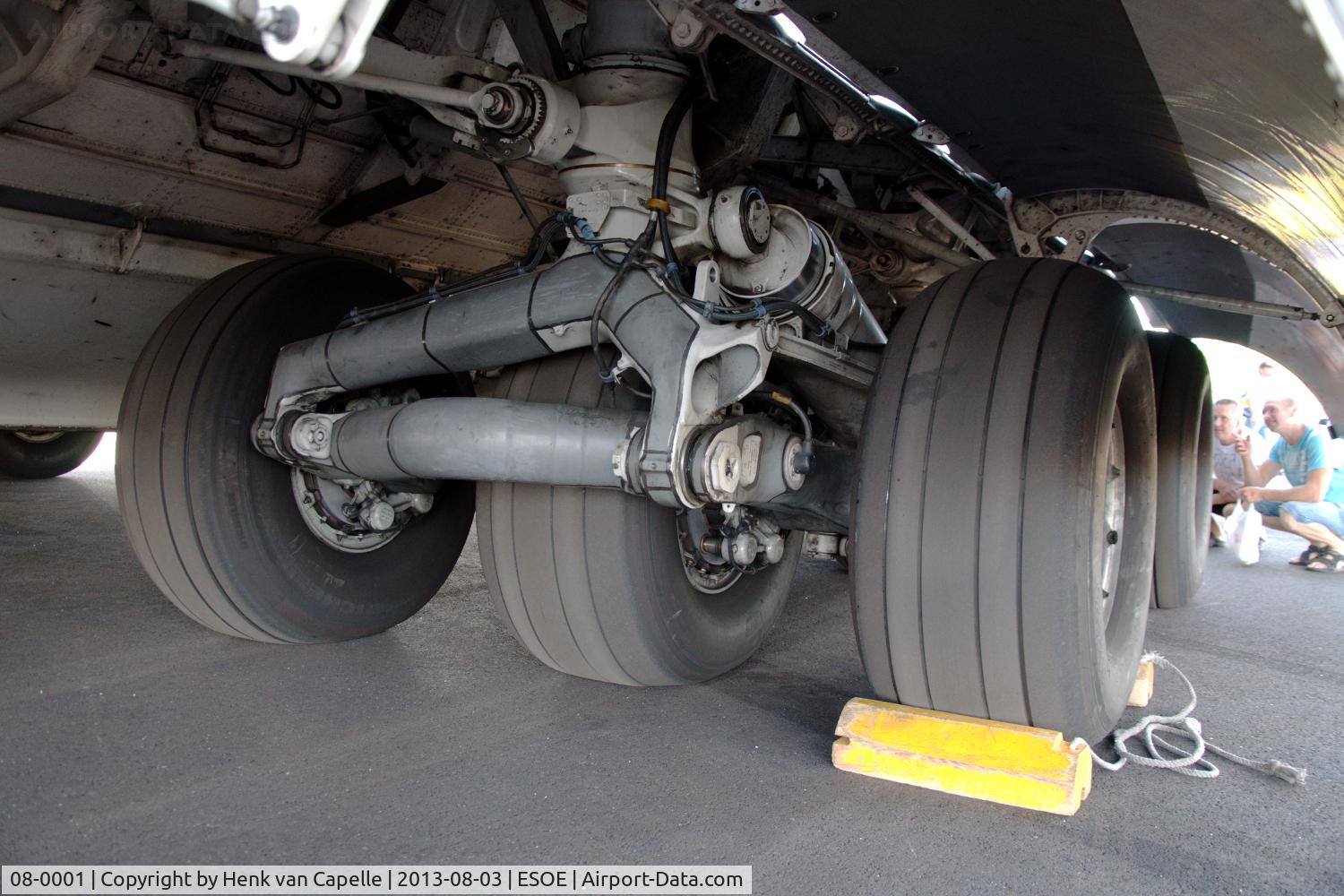 08-0001, 2008 Boeing C-17A Globemaster III C/N F-207, C-17A main landing gear.