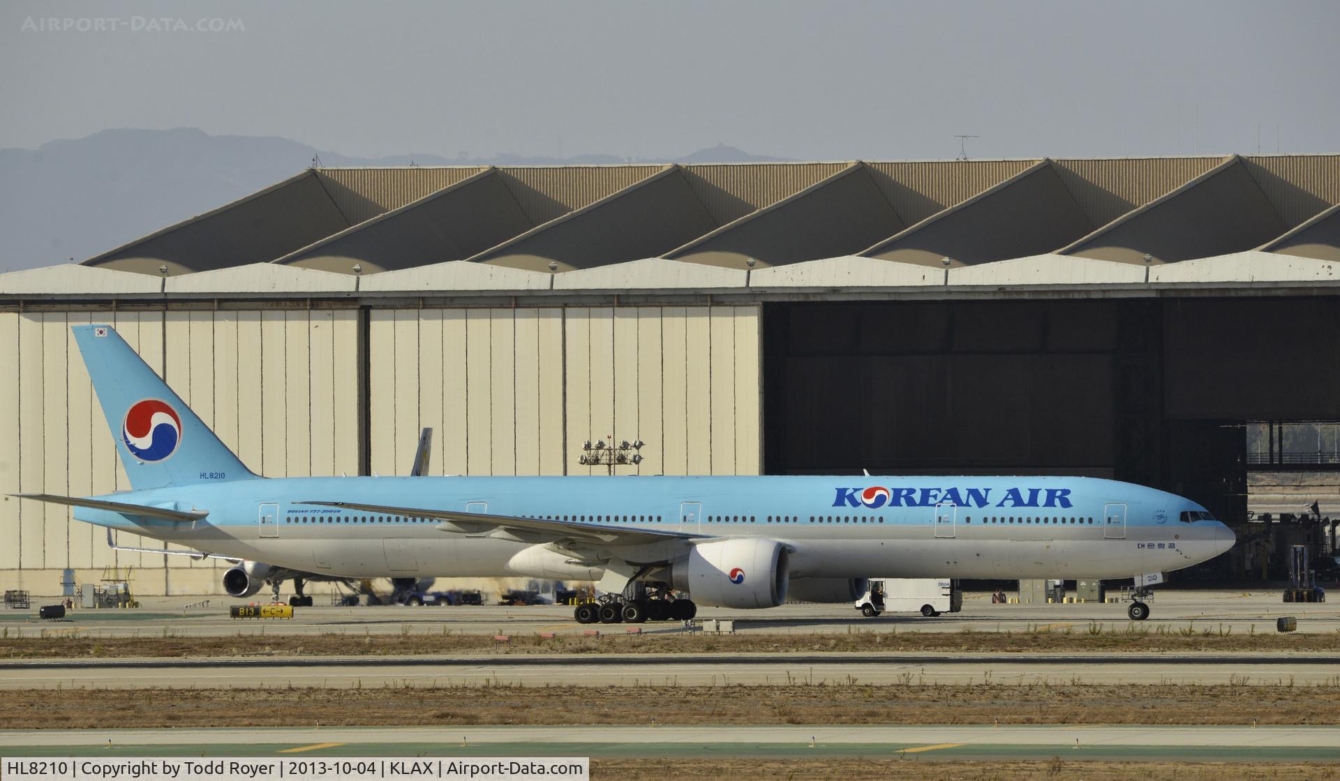 HL8210, 2010 Boeing 777-3B5/ER C/N 40377, Taxiing to gate at LAX