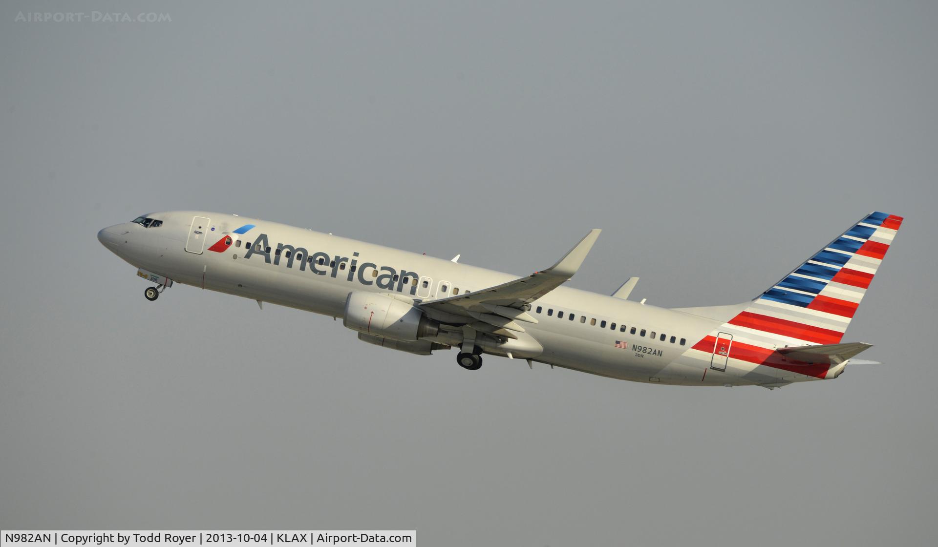 N982AN, 2009 Boeing 737-823 C/N 31067, Departing LAX