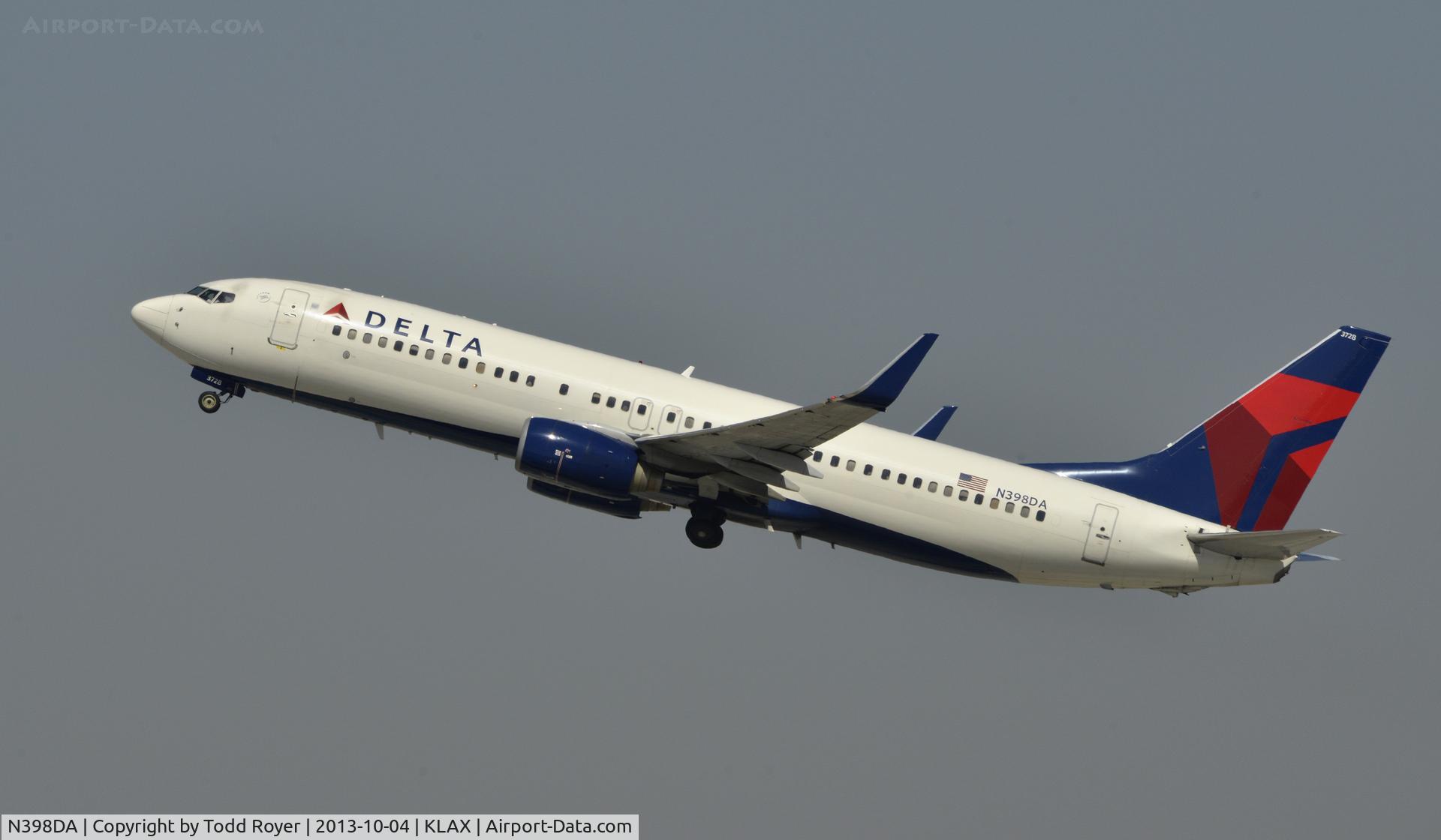 N398DA, 2000 Boeing 737-832 C/N 30774, Departing LAX