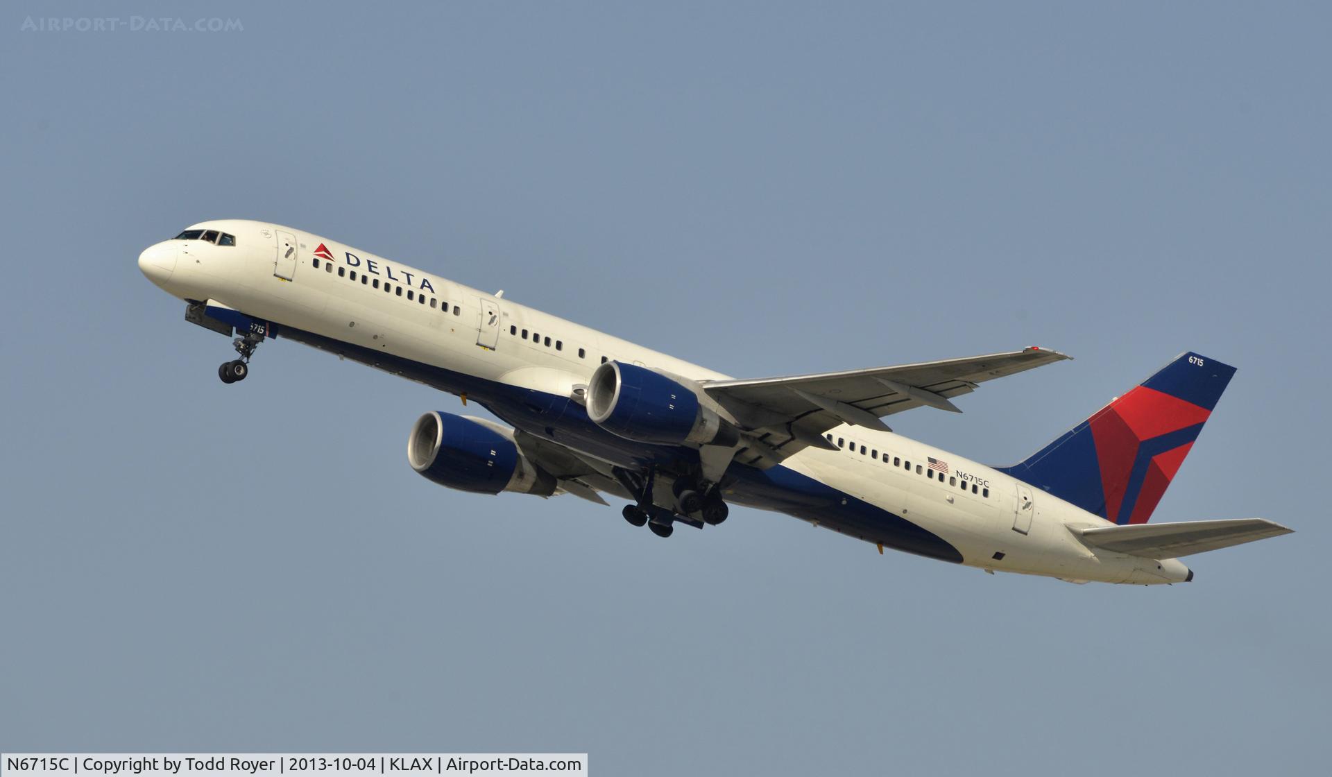 N6715C, 2001 Boeing 757-232 C/N 30486, Departing LAX