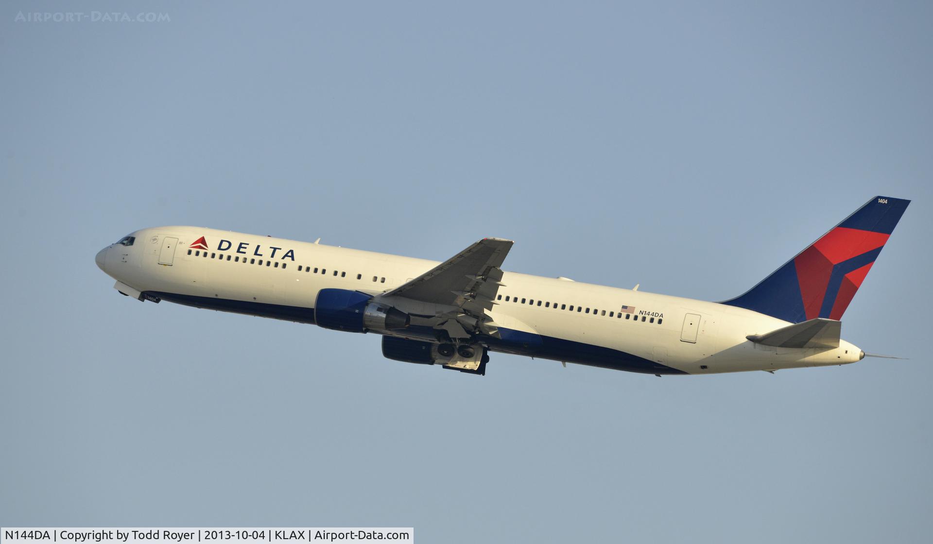 N144DA, 1999 Boeing 767-332 C/N 27584, Departing LAX