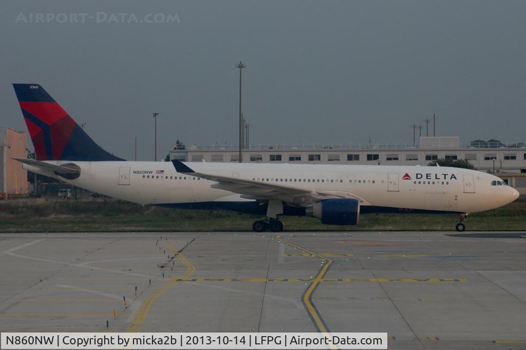 N860NW, 2006 Airbus A330-223 C/N 778, Taxiing