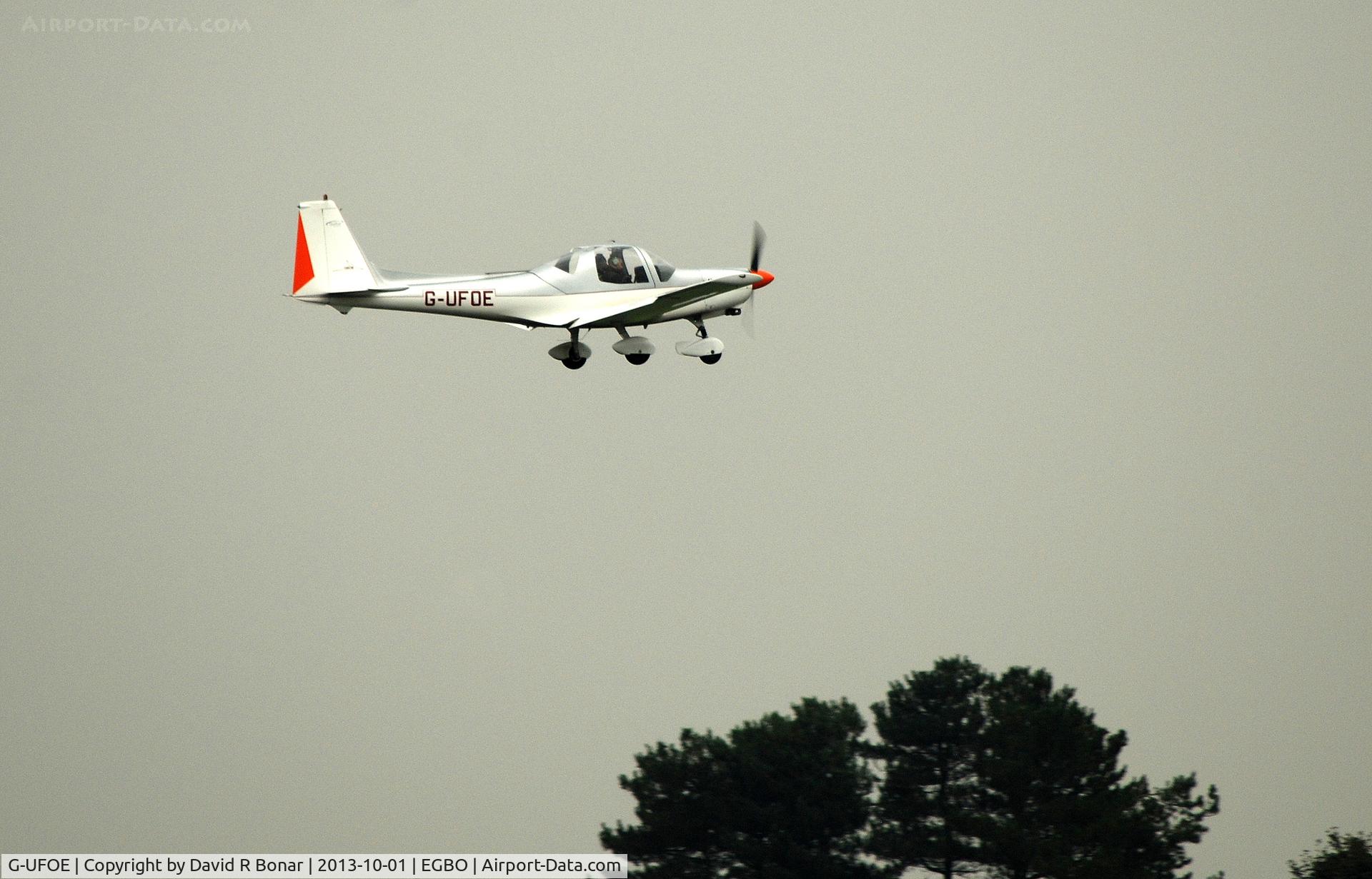 G-UFOE, 1988 Grob G-115 C/N 8033, Doing circuits at an overcast Halfpenny Green
