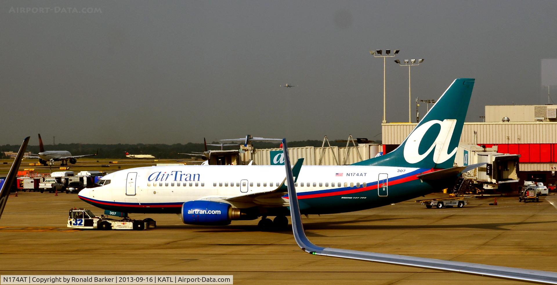 N174AT, 2004 Boeing 737-76N C/N 32667, Towed  Atlanta