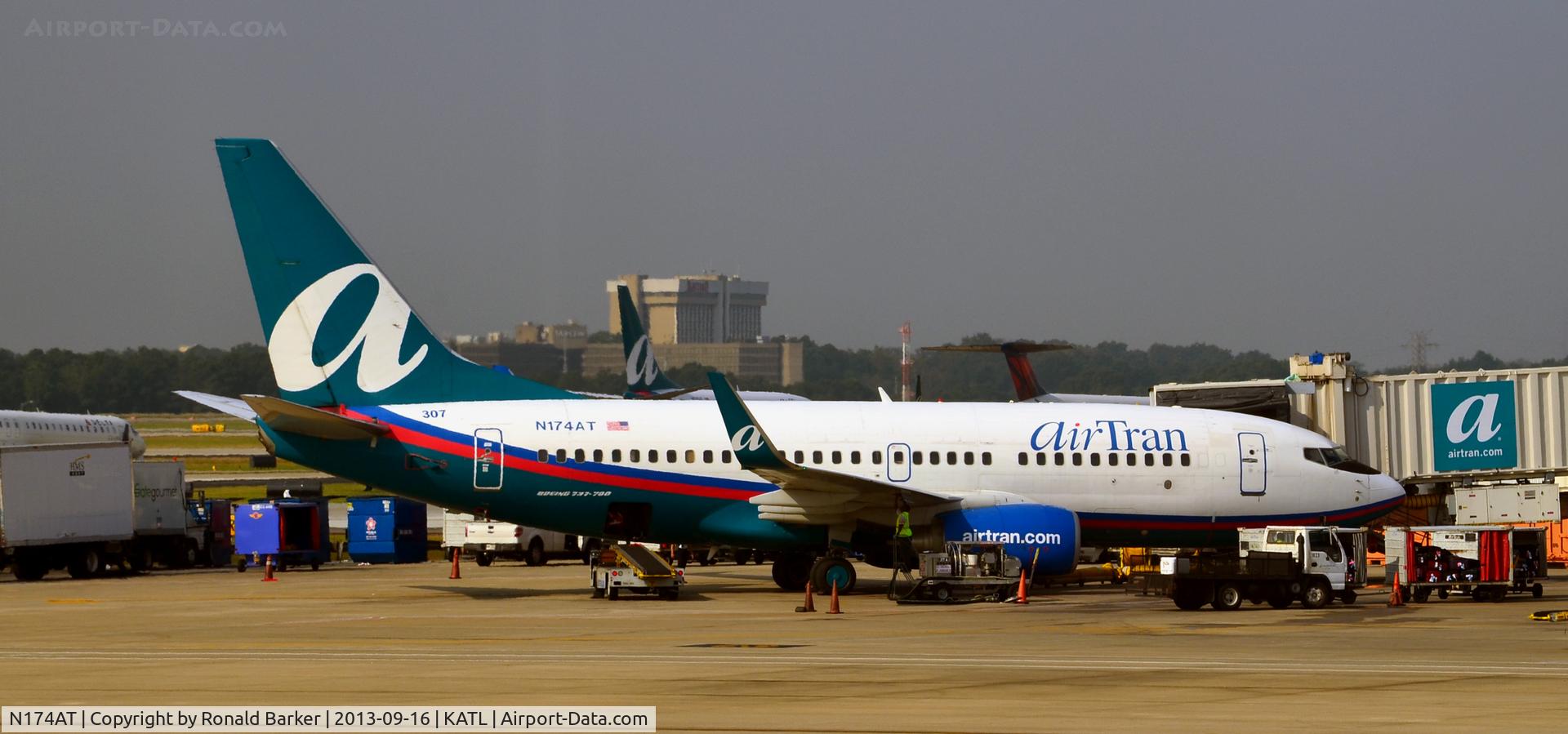 N174AT, 2004 Boeing 737-76N C/N 32667, Refueling Atlanta