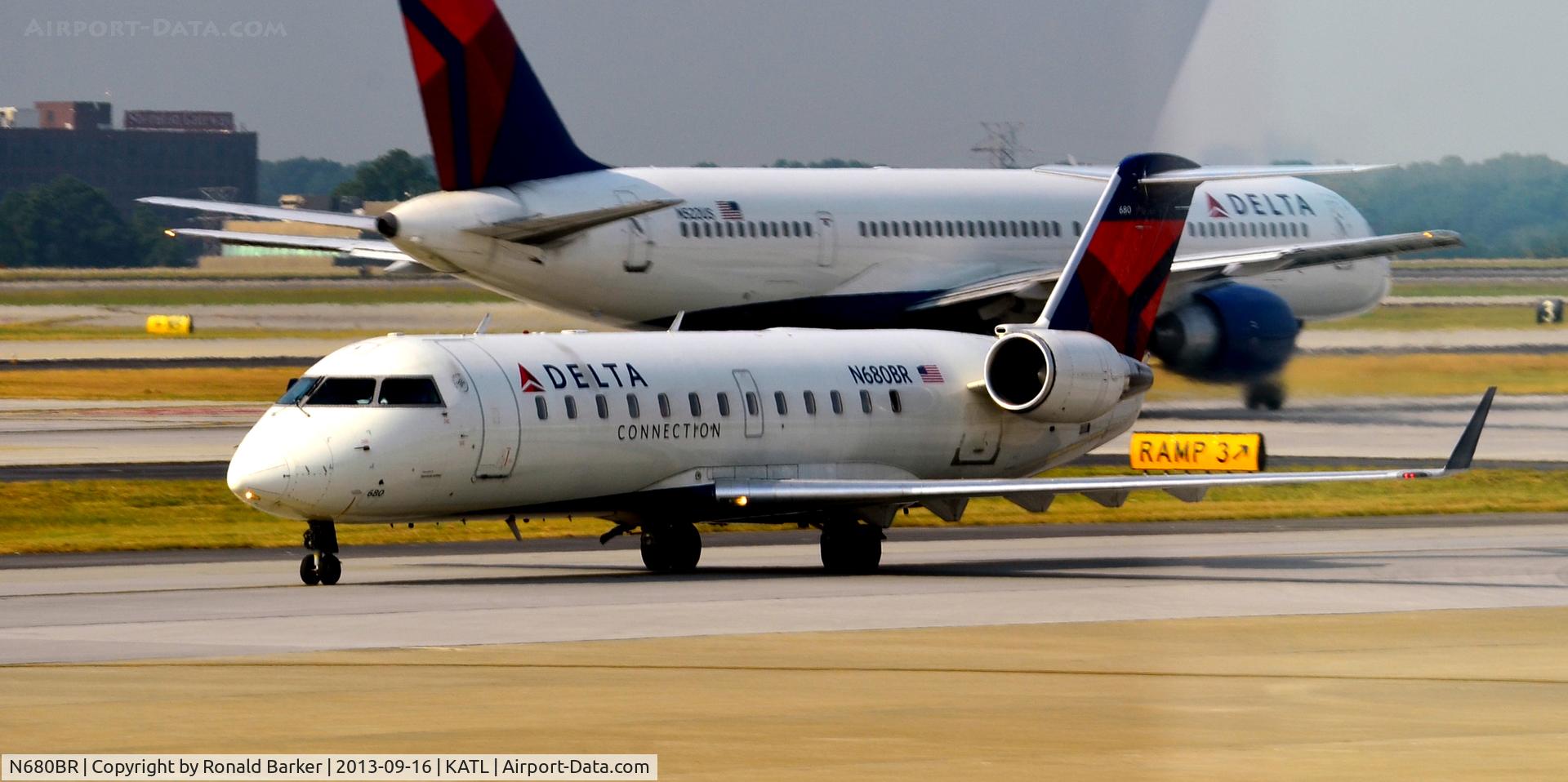 N680BR, 2002 Bombardier CRJ-200ER (CL-600-2B19) C/N 7679, Taxi Atlanta