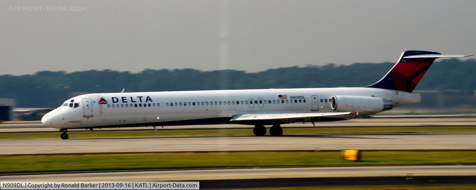 N909DL, 1987 McDonnell Douglas MD-88 C/N 49540, Taxi Atlanta