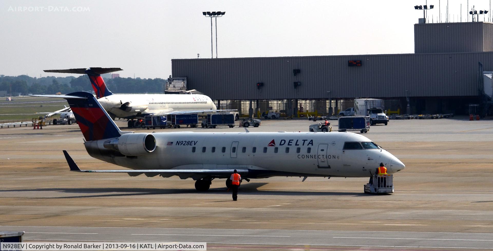 N928EV, 2004 Bombardier CRJ-200LR (CL-600-2B19) C/N 8006, Pushback Atlanta