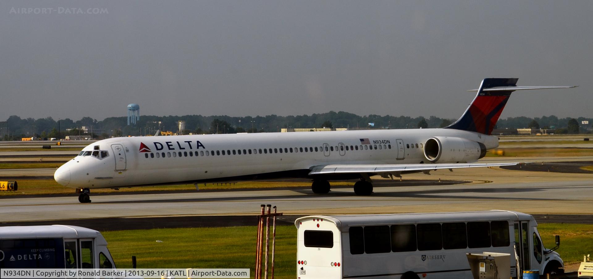 N934DN, 1996 McDonnell Douglas MD-90-30 C/N 53462, Taxi Atlanta