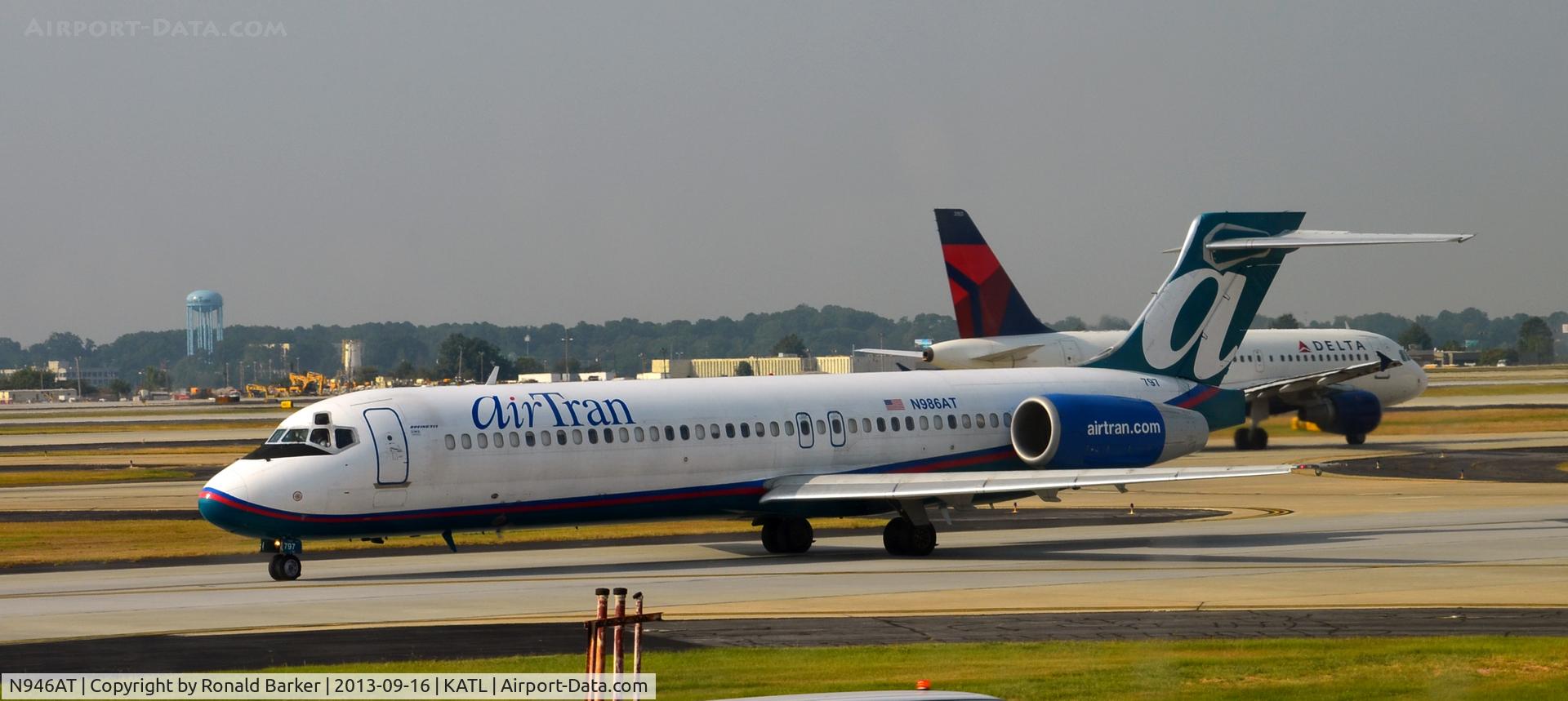 N946AT, 1999 Boeing 717-200 C/N 55009, Taxi Atlanta