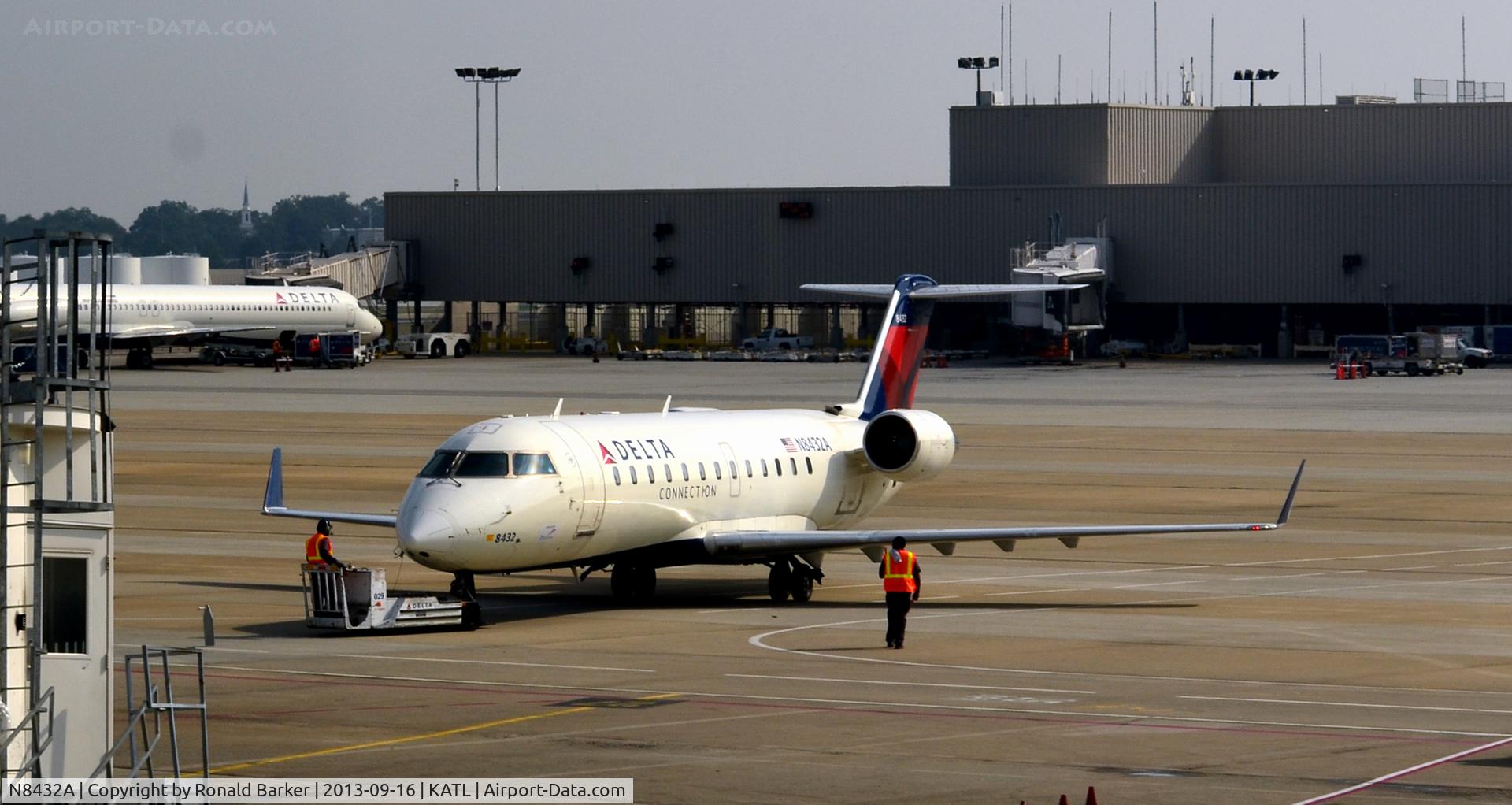 N8432A, 2000 Canadair CRJ-200LR (CL-600-2B19) C/N 7432, Pushback Atlanta