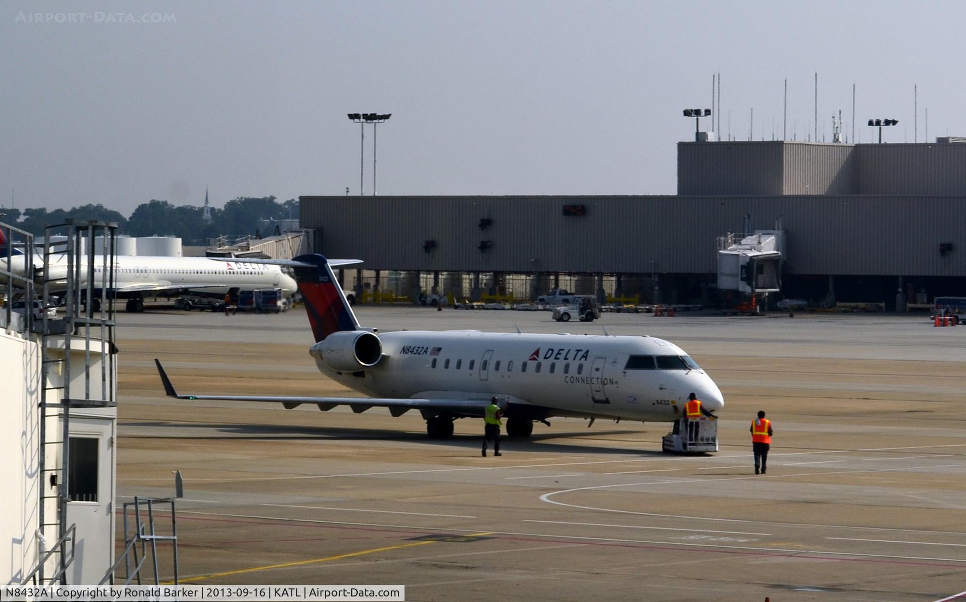 N8432A, 2000 Canadair CRJ-200LR (CL-600-2B19) C/N 7432, Taxi Atlanta
