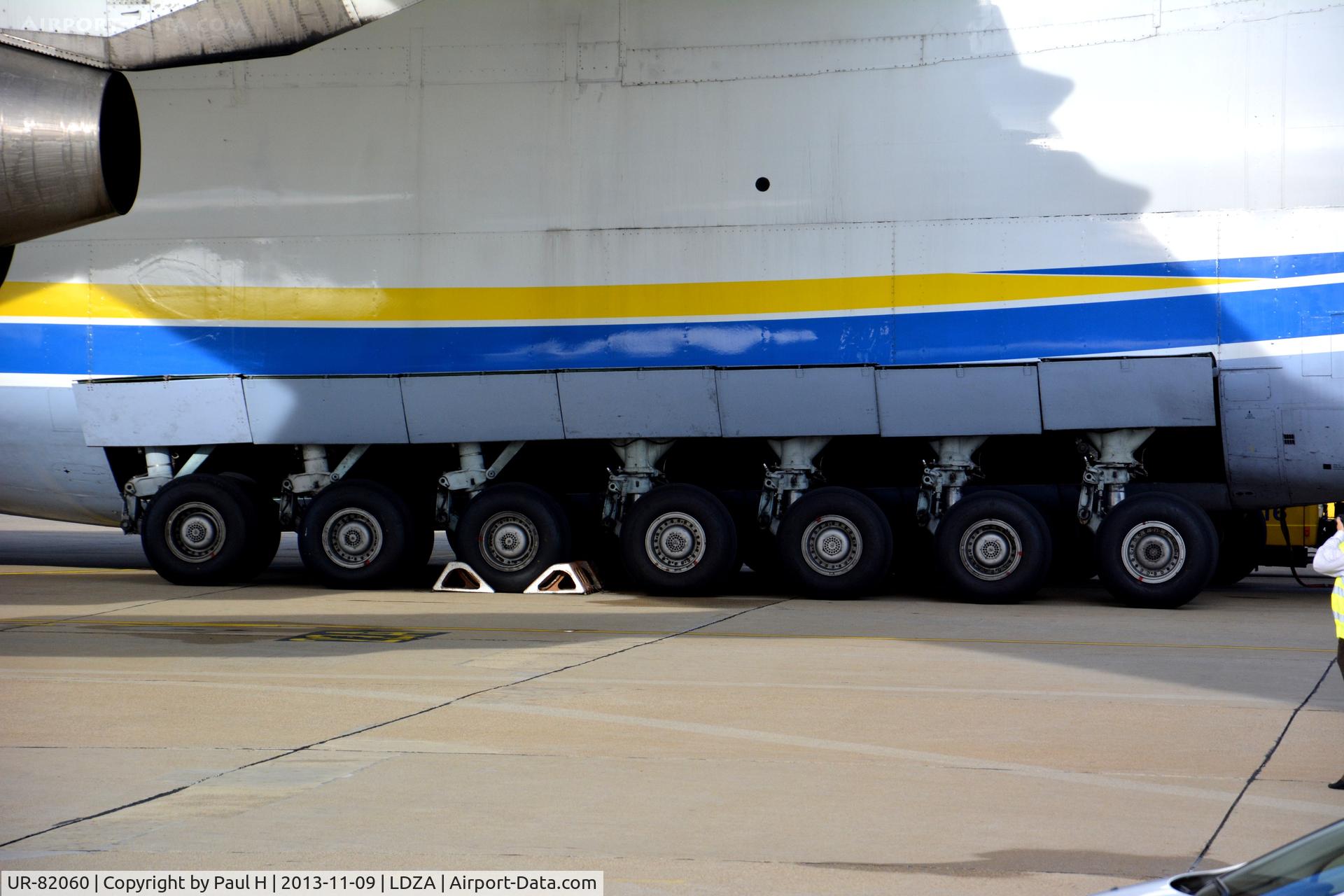 UR-82060, 1988 Antonov An-225 Mriya C/N 19530503763, Massive landing gear