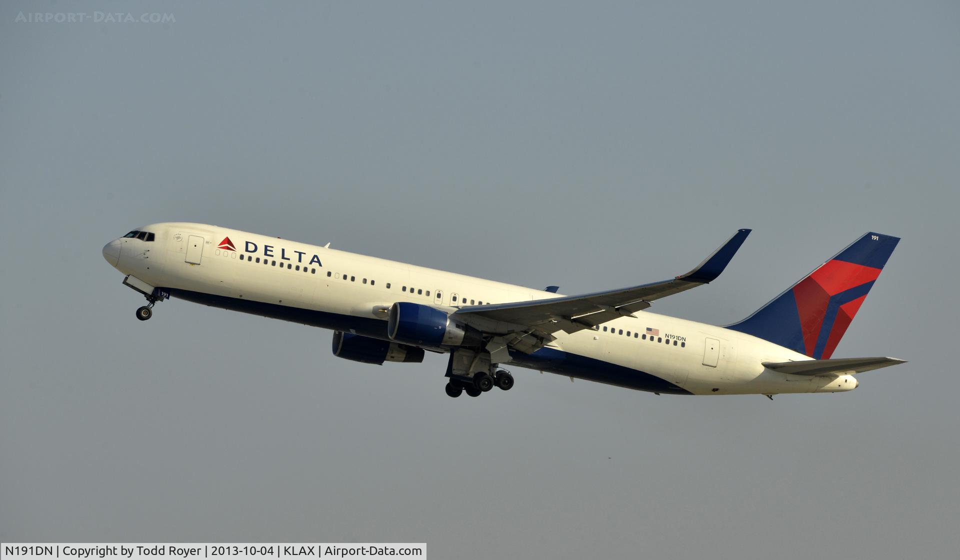N191DN, 1997 Boeing 767-332 C/N 28448, Departing LAX