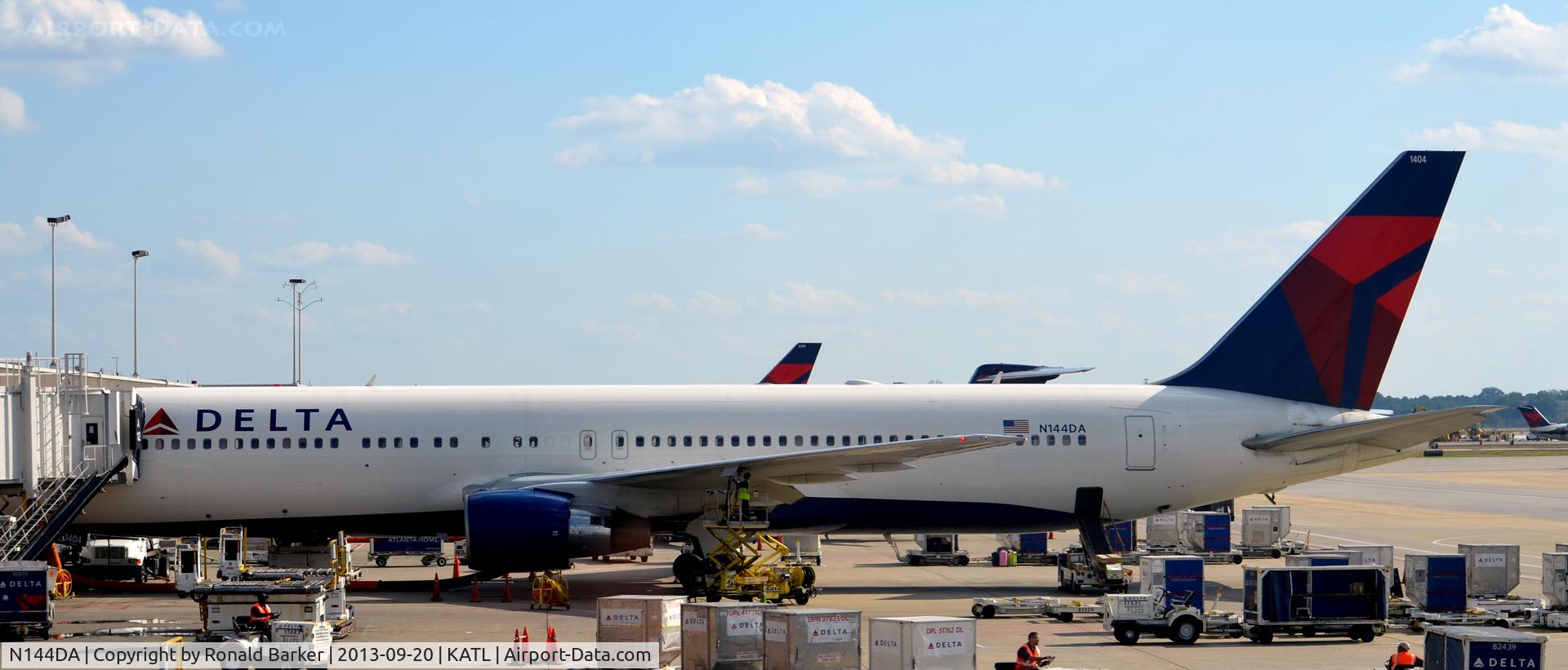 N144DA, 1999 Boeing 767-332 C/N 27584, Refueling operation  Atlanta
