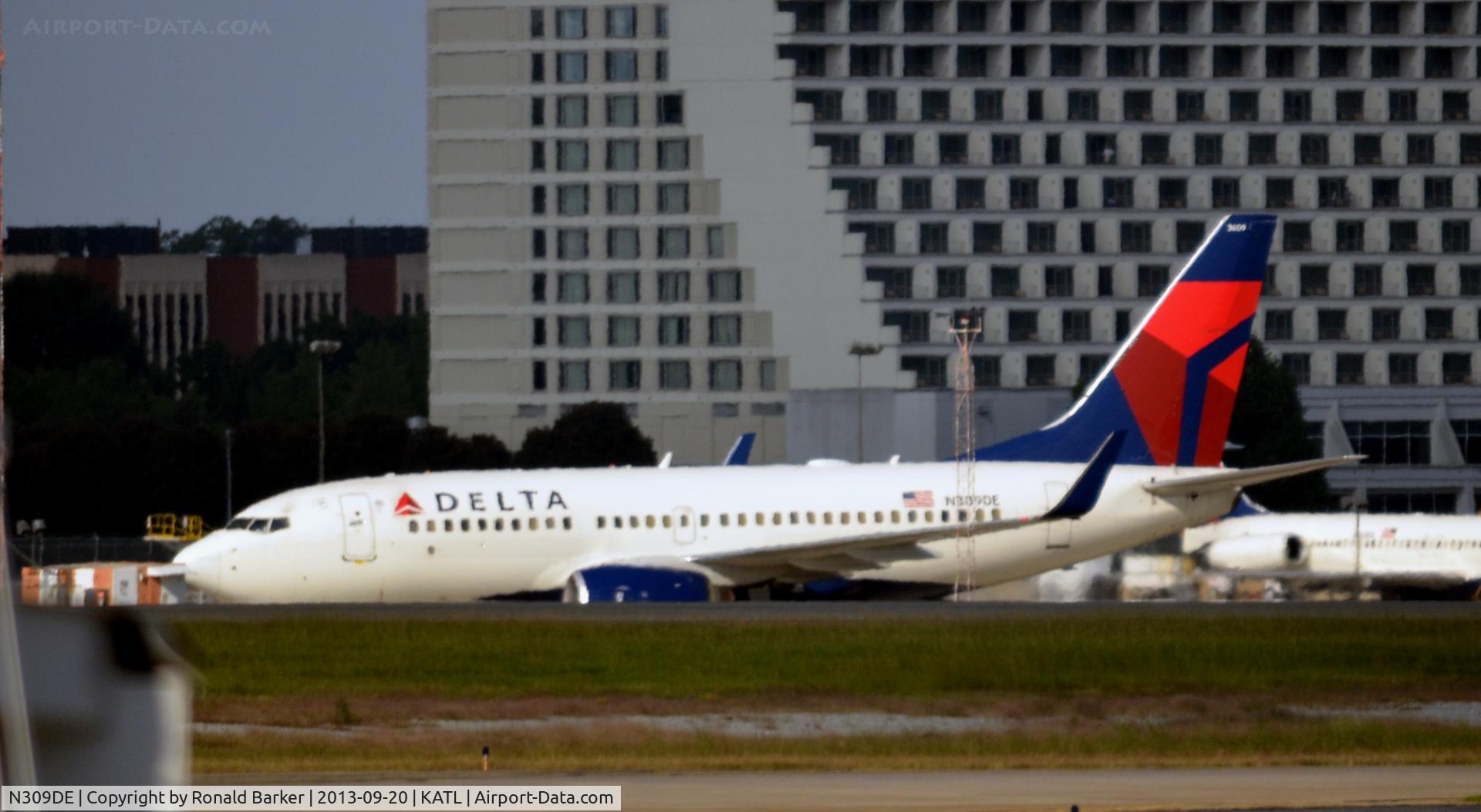 N309DE, 2009 Boeing 737-732 C/N 29634, Taxi Atlanta