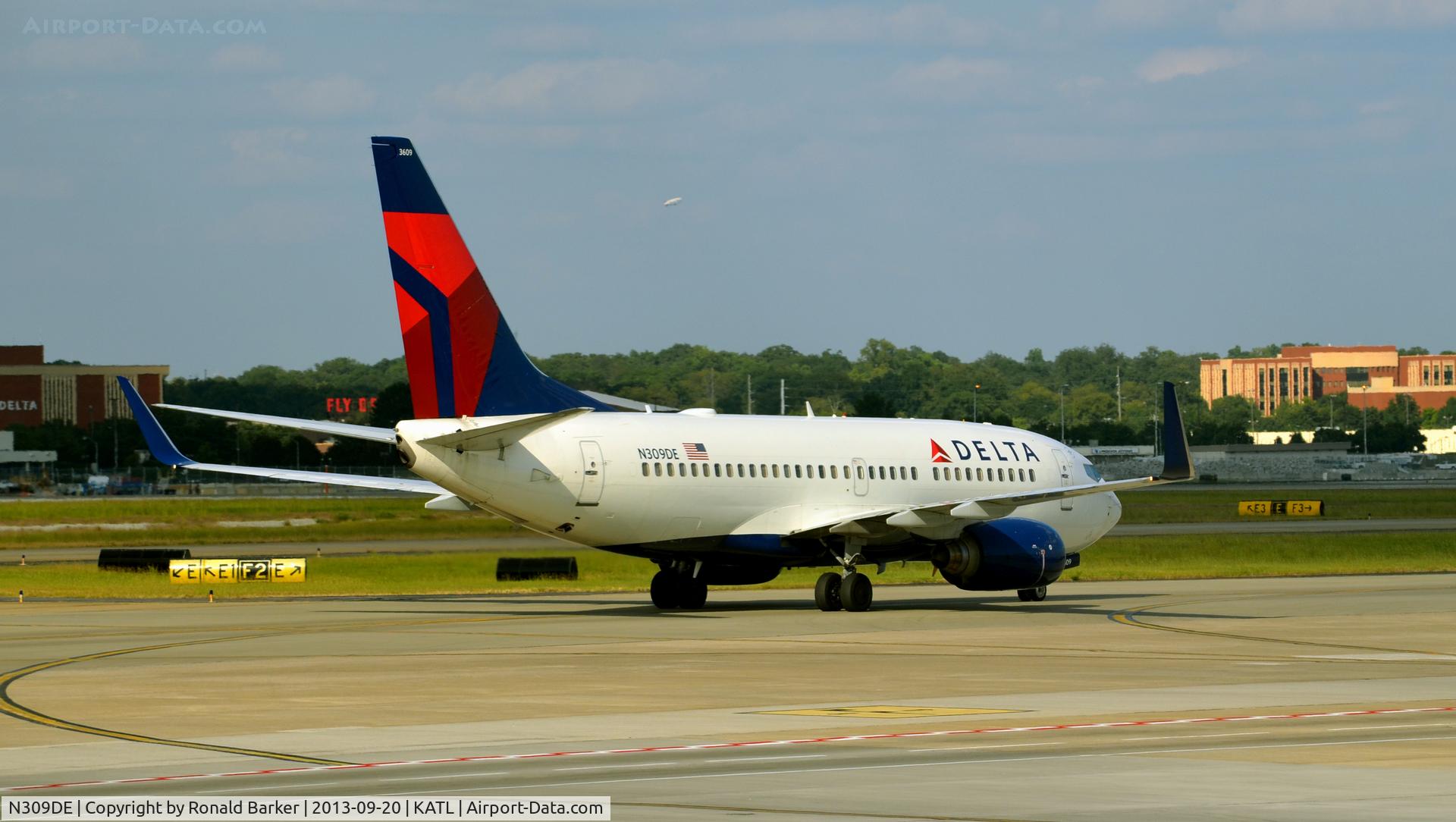 N309DE, 2009 Boeing 737-732 C/N 29634, Taxi Atanta