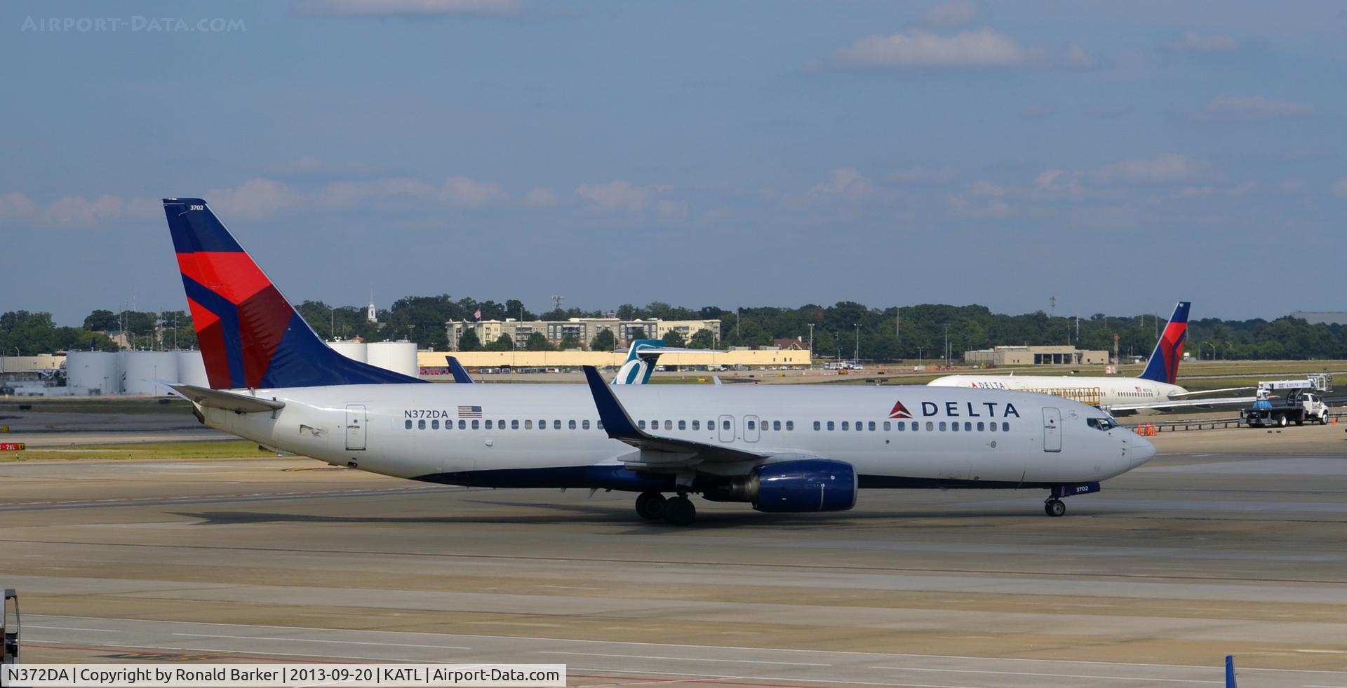N372DA, 1998 Boeing 737-832 C/N 29620, Taxi Atlanta
