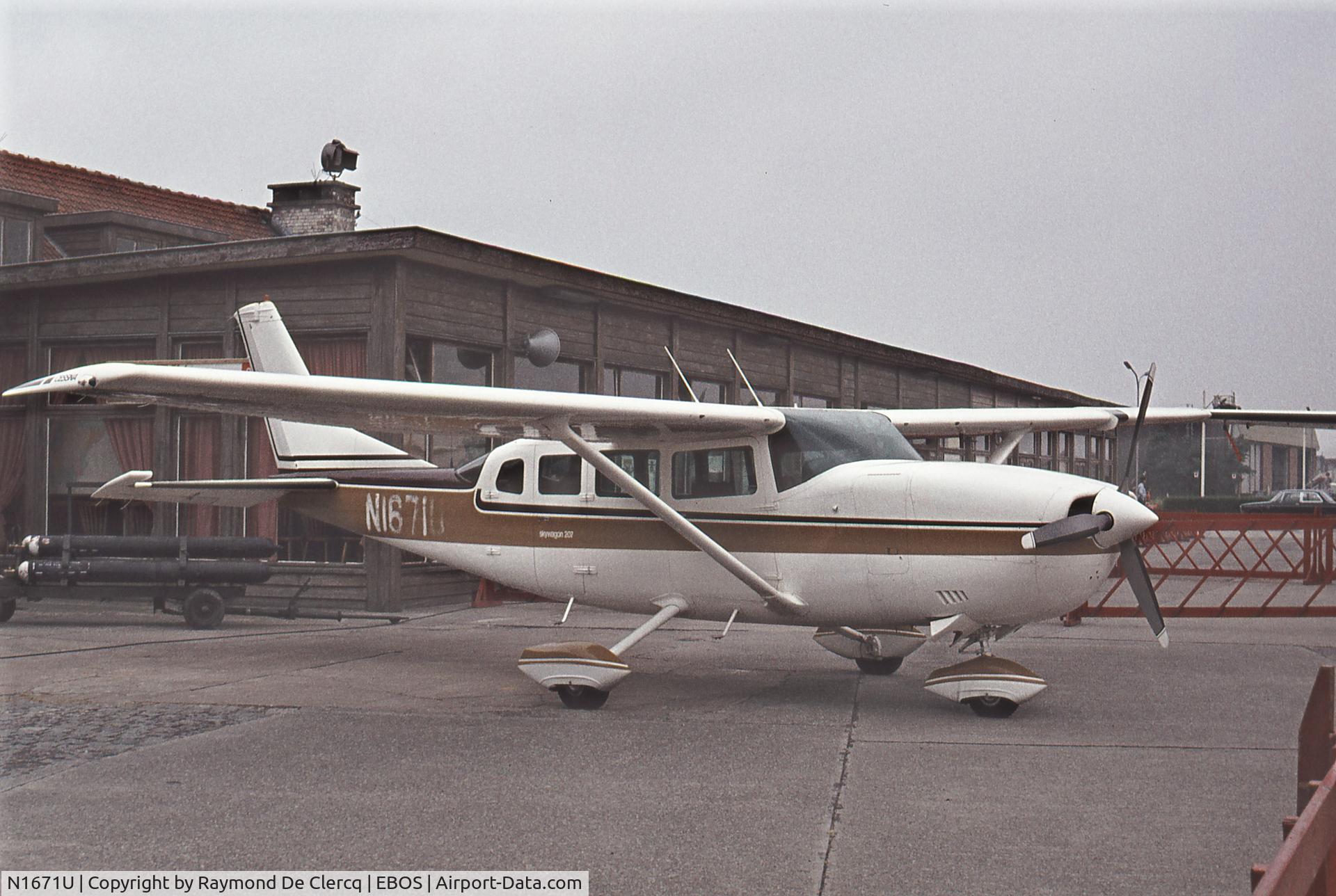 N1671U, 1974 Cessna 207 Skywagon C/N 20700271, Ostend Airport, mid-seventies.