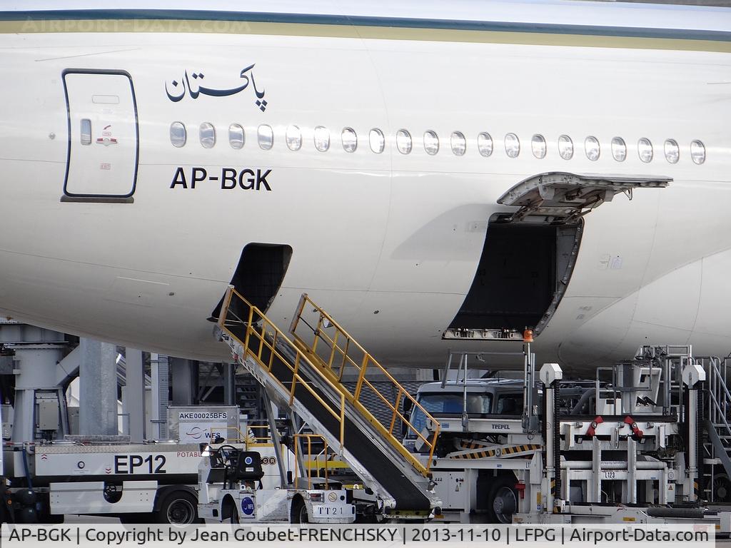 AP-BGK, 2004 Boeing 777-240/ER C/N 33776, PIA770 CDG/MILAN/ISLAMABAD
