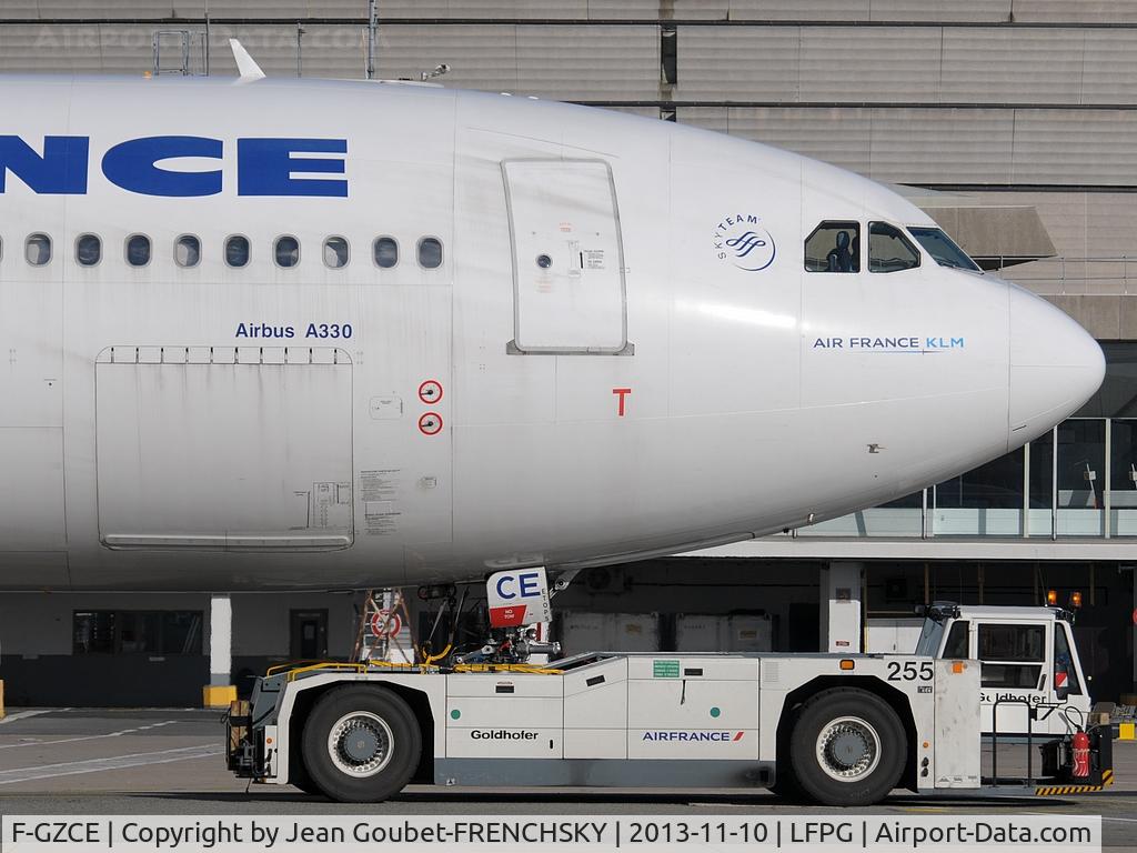 F-GZCE, 2002 Airbus A330-203 C/N 465, push to the gate and departure AFR3872 CDG/BAMAKO