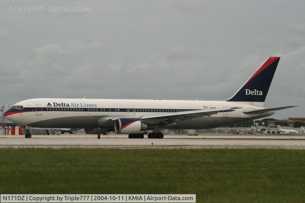N171DZ, 1998 Boeing 767-332 C/N 29690, Delta