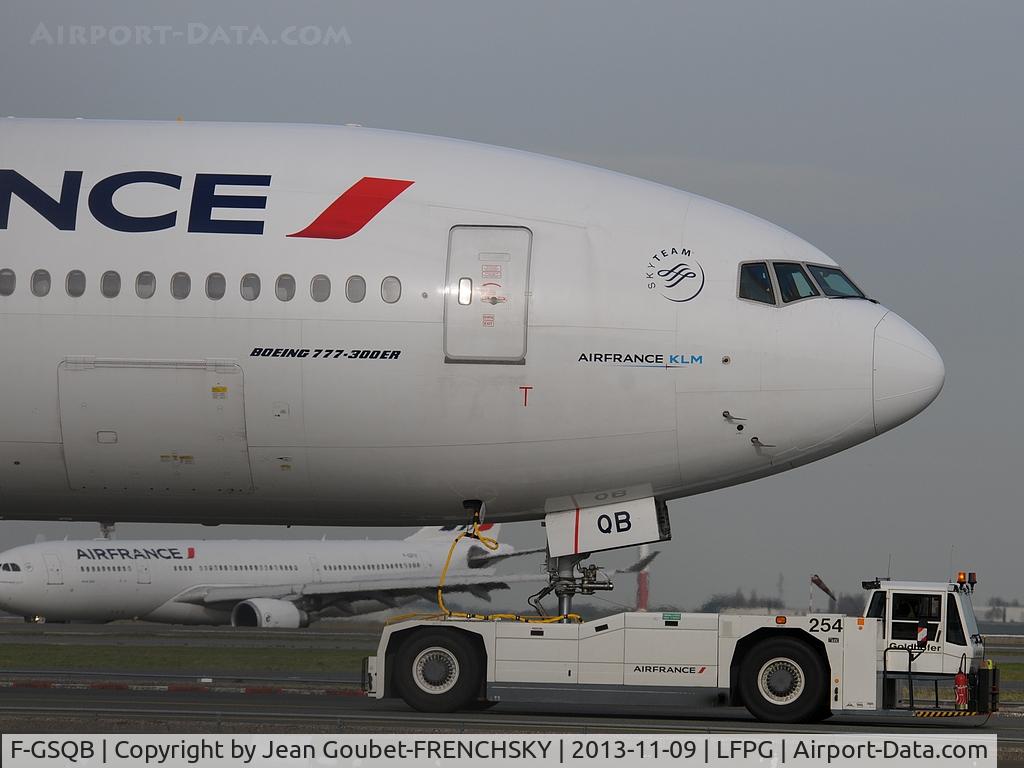F-GSQB, 2004 Boeing 777-328/ER C/N 32724, AFR256 roule pour le parking destination Singapour