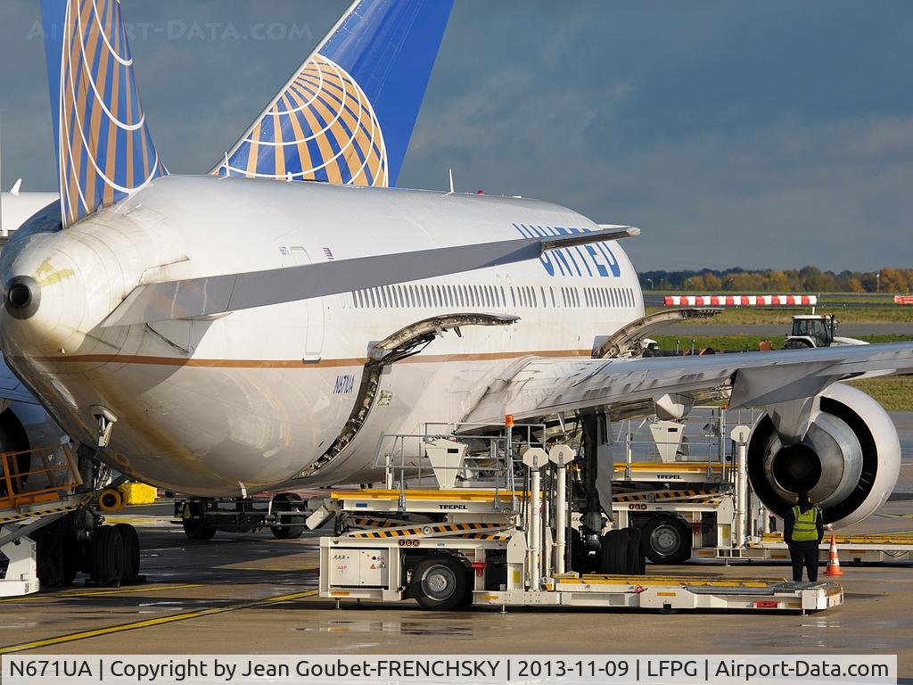 N671UA, 1999 Boeing 767-322 C/N 30026, UAL914 at T1, destination Int'l de Washington-Dulles