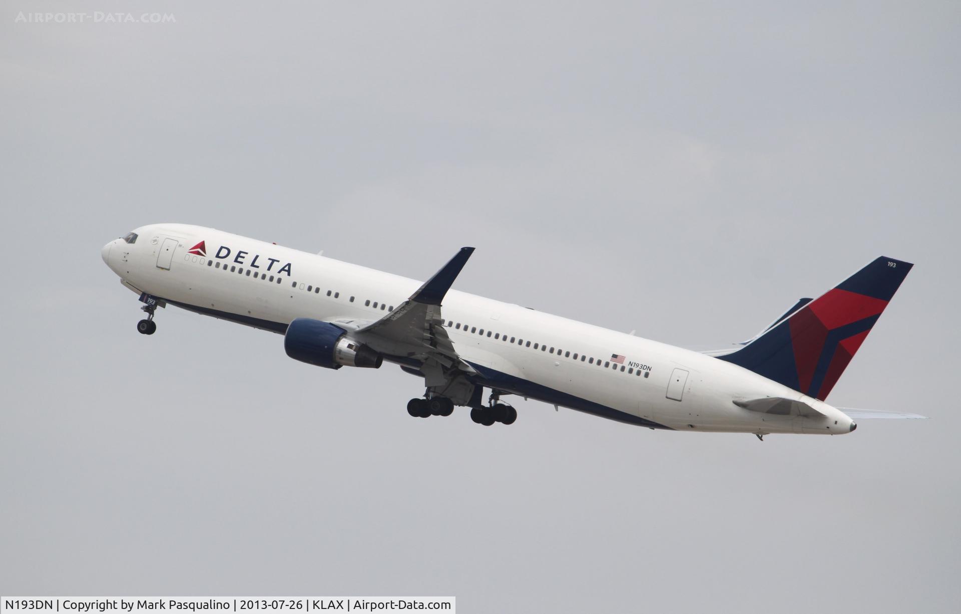 N193DN, 1997 Boeing 767-332 C/N 28450, Boeing 767-300