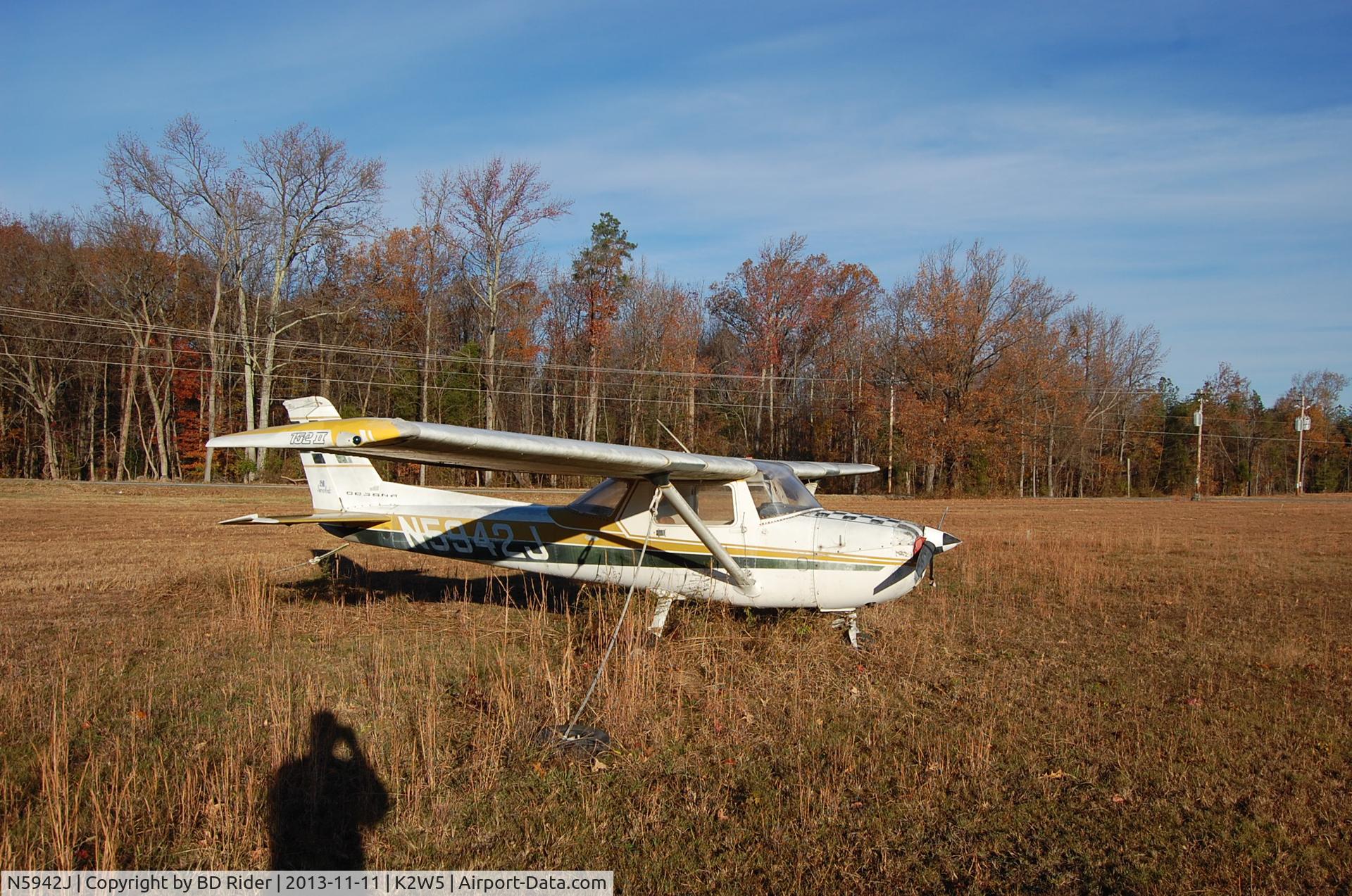 N5942J, 1970 Cessna A150L Aerobat C/N A1500242, Learned to fly in an old C150 so always check them out when I come across them.  Unfortuately, this looks like a parts bird that will probably never take flight again.