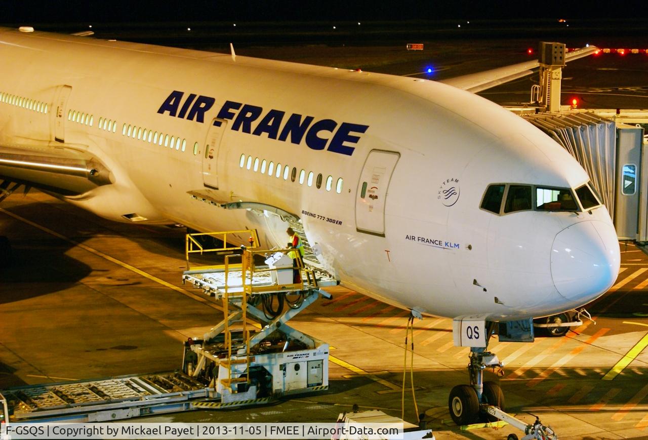 F-GSQS, 2007 Boeing 777-328/ER C/N 32962, at stand 6