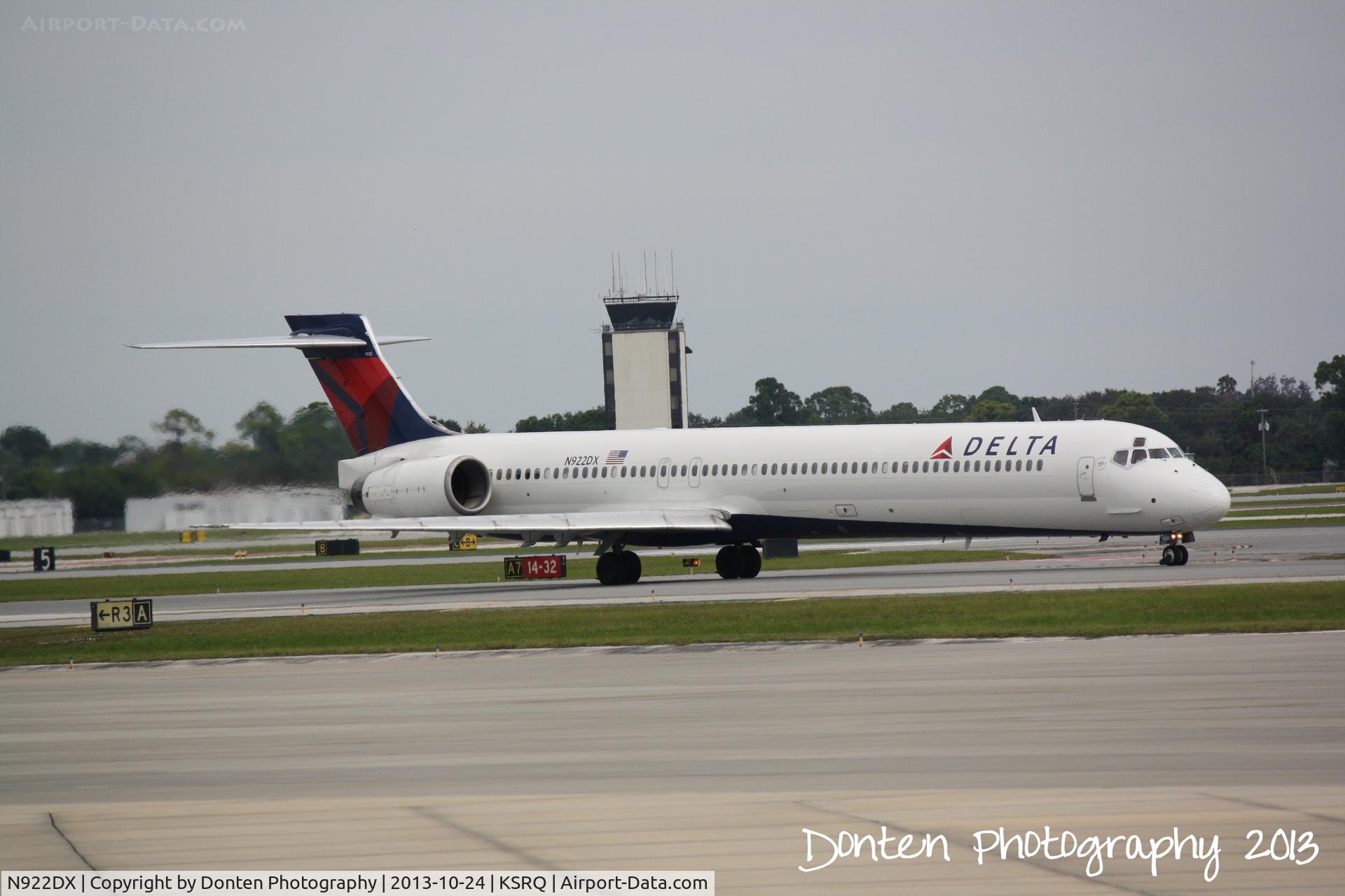 N922DX, 1997 McDonnell Douglas MD-90-30 C/N 53584, Delta Flight 2298 (N922DX) prepares for flight at Sarasota-Bradenton International Airport