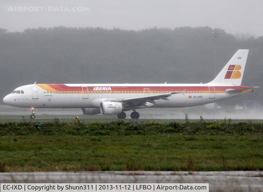 EC-IXD, 2004 Airbus A321-211 C/N 2220, Taking off rwy 14R