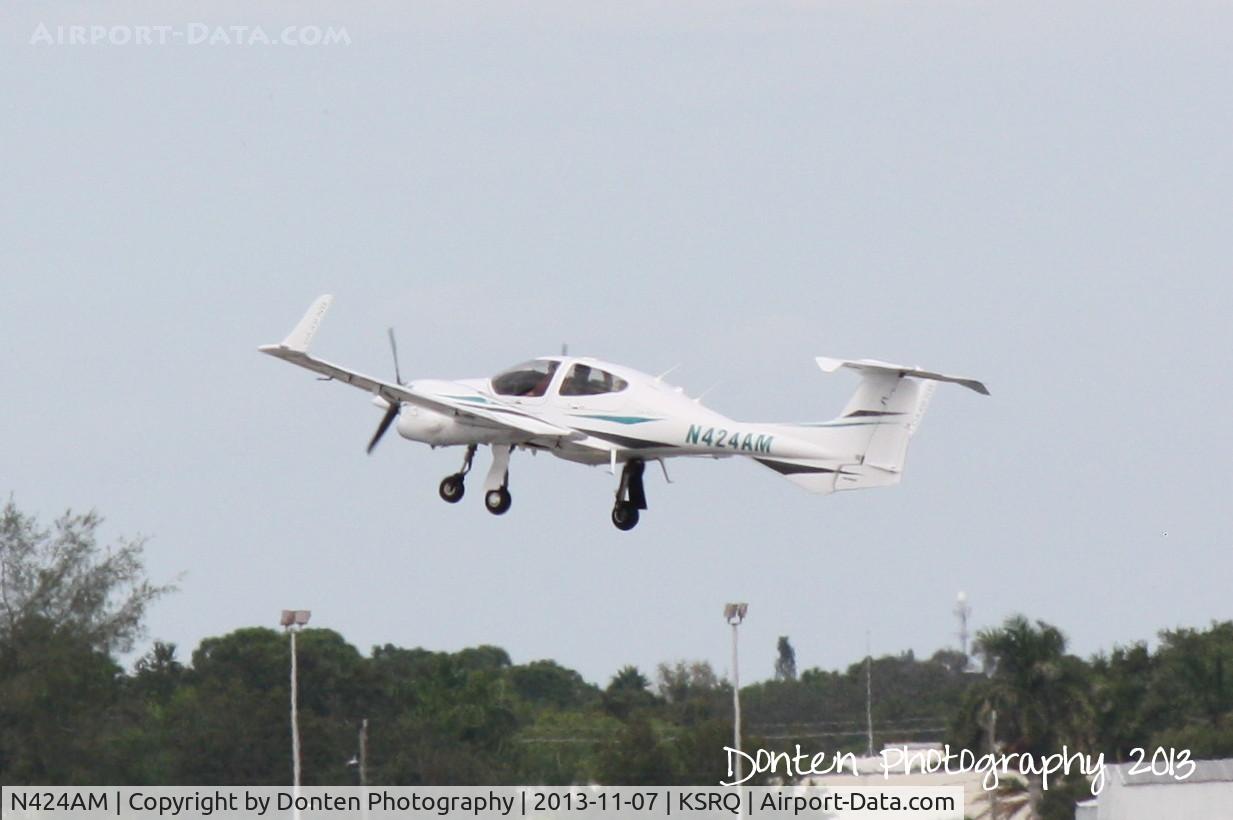 N424AM, 2006 Diamond DA-42 Twin Star C/N 42.AC024, Diamond Twin Star (N424AM) departs Sarasota-Bradenton International Airport