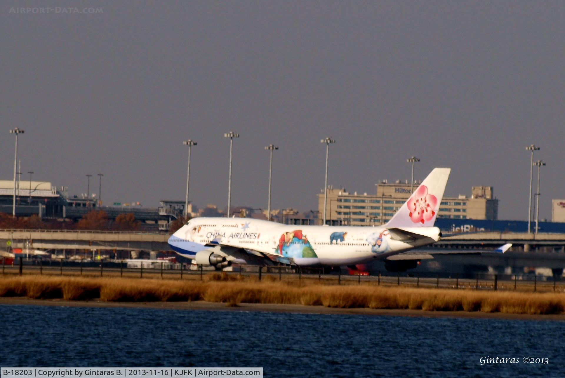 B-18203, Boeing 747-409 C/N 28711, Taxiing to 13R, before take-off...