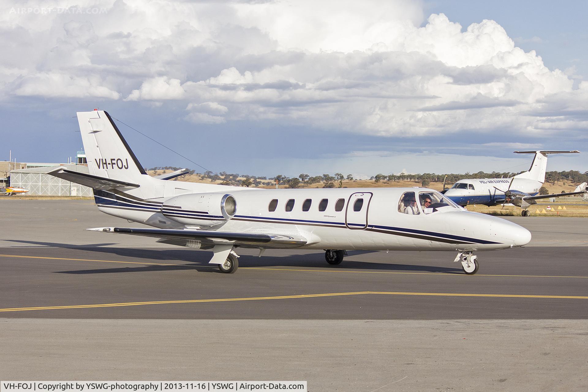 VH-FOJ, 1979 Cessna 550 Citation II C/N 550-0057, Flight Options (VH-FOJ) Cessna 550 Citation II taxiing at Wagga Wagga Airport.