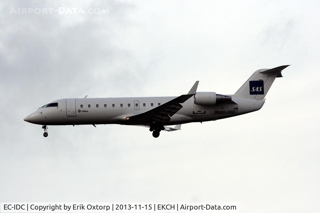 EC-IDC, 2002 Bombardier CRJ-200ER (CL-600-2B19) C/N 7622, EC-IDC about to land on rw 22L