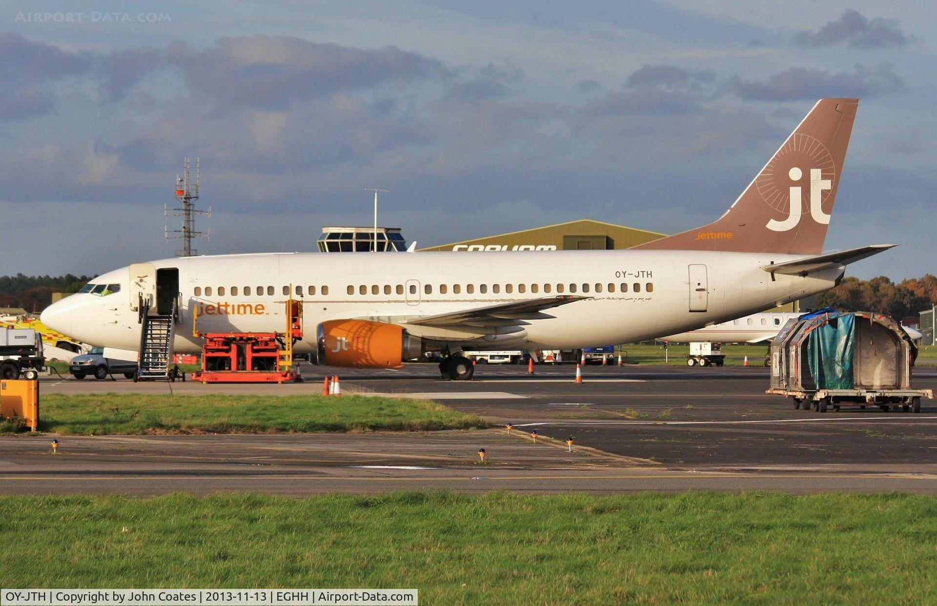 OY-JTH, 1988 Boeing 737-3Y0 C/N 24255, Getting ready to load the evening mail.