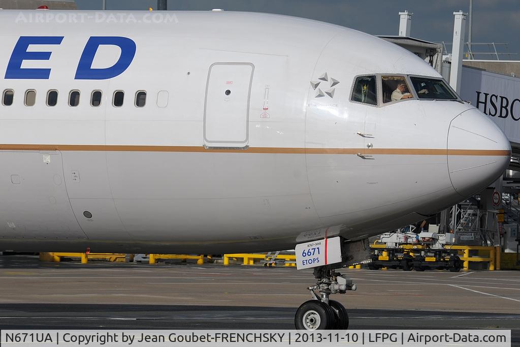 N671UA, 1999 Boeing 767-322 C/N 30026, UAL914 at CDG T1
