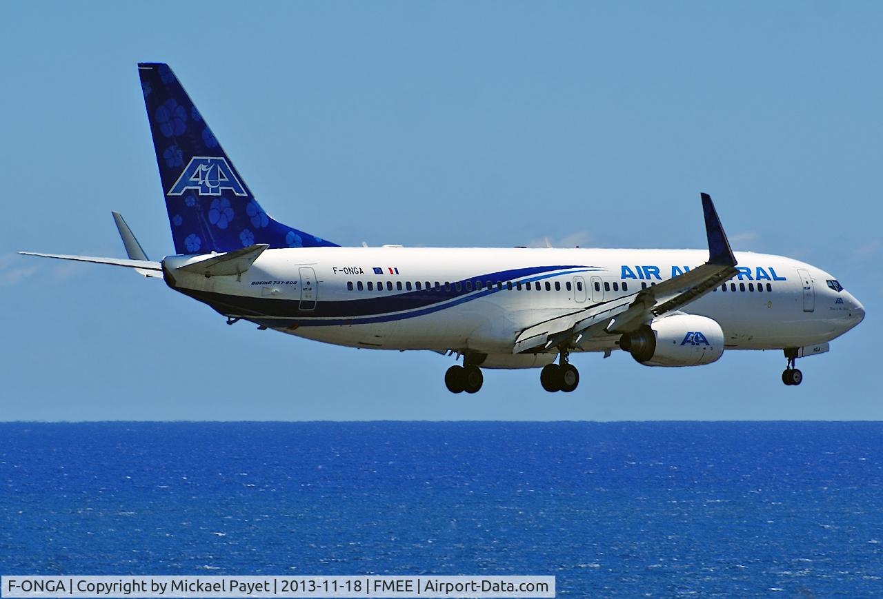 F-ONGA, 2010 Boeing 737-89M C/N 40910, Final for rwy 12