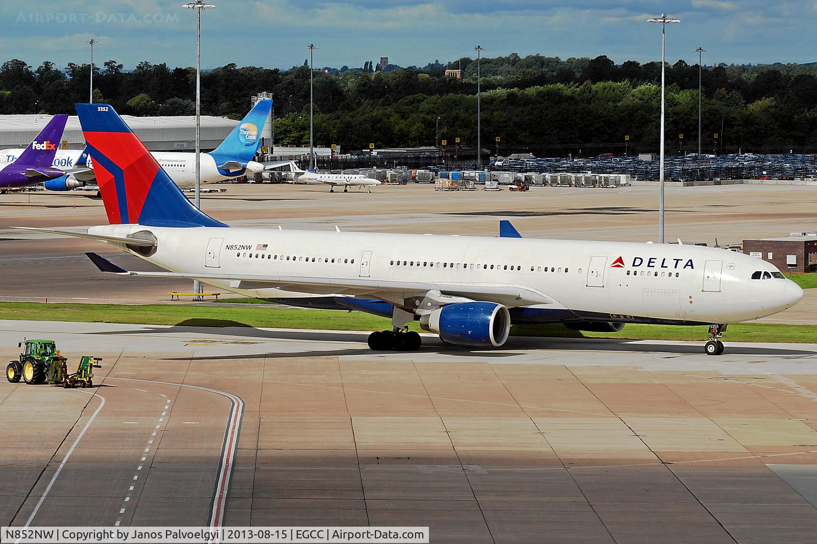 N852NW, 2004 Airbus A330-223 C/N 0614, Delta Airlines Airbus A330-223 taxi