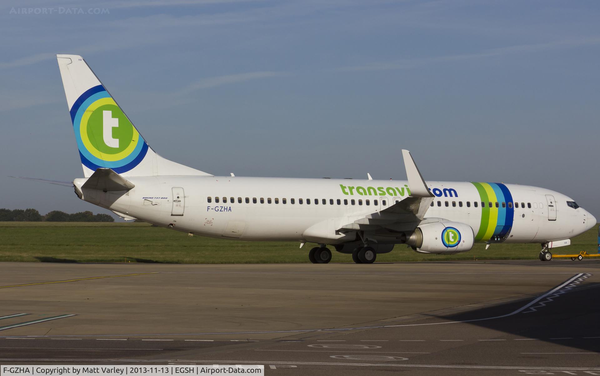 F-GZHA, 2007 Boeing 737-8GJ C/N 34901, Being towed to stand 9....