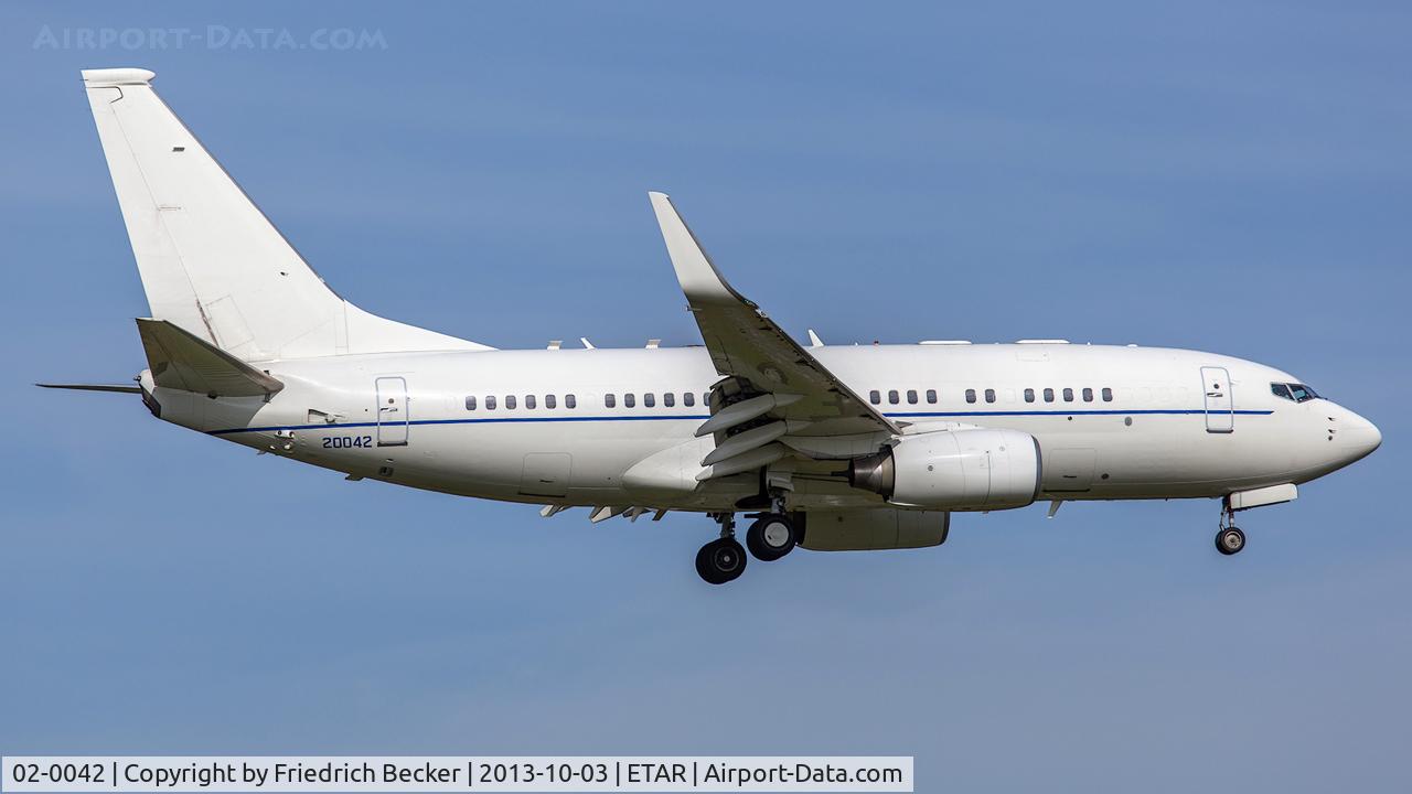 02-0042, 2003 Boeing C-40B (737-7FD BBJ) C/N 33500, on final RW09