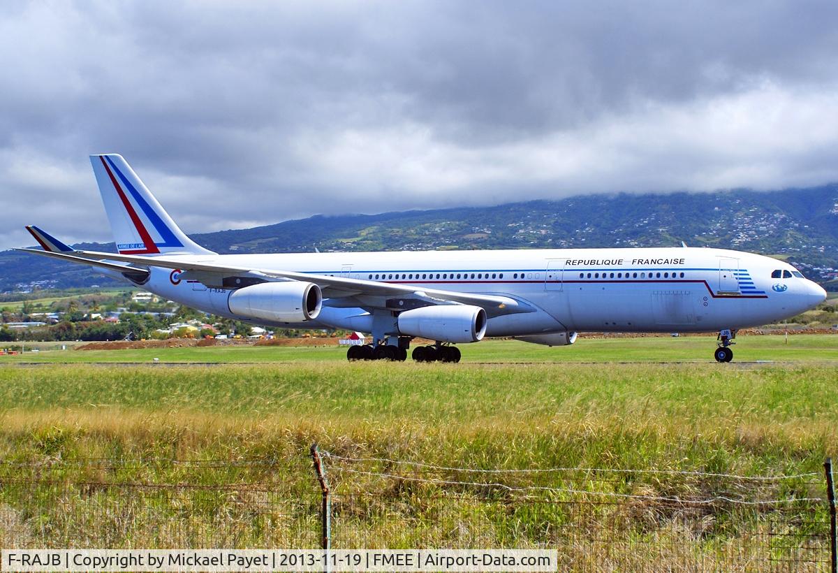 F-RAJB, 1995 Airbus A340-212 C/N 081, Back-tracking runway 12