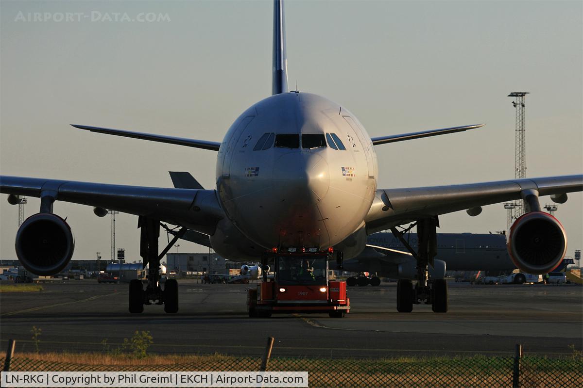 LN-RKG, 2001 Airbus A340-313X C/N 424, Taken at CPH.