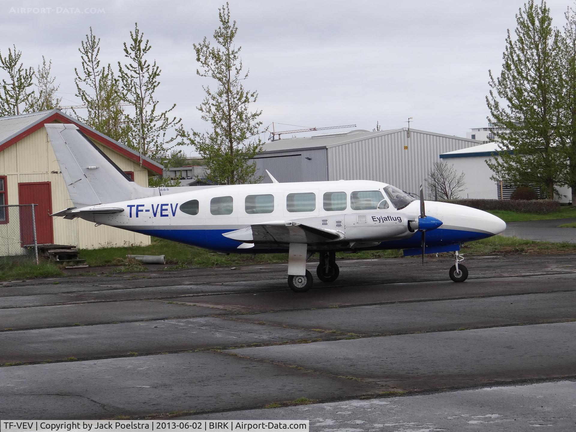 TF-VEV, Piper PA-31-350 Navajo Chieftain C/N 31-8152007, TF-VEV of Eyjaflug at Reykjavik