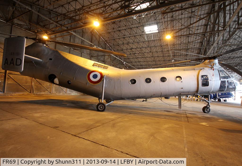 FR69, Vertol H-21C Shawnee C/N FR69, Preserved inside Dax ALAT Museum...