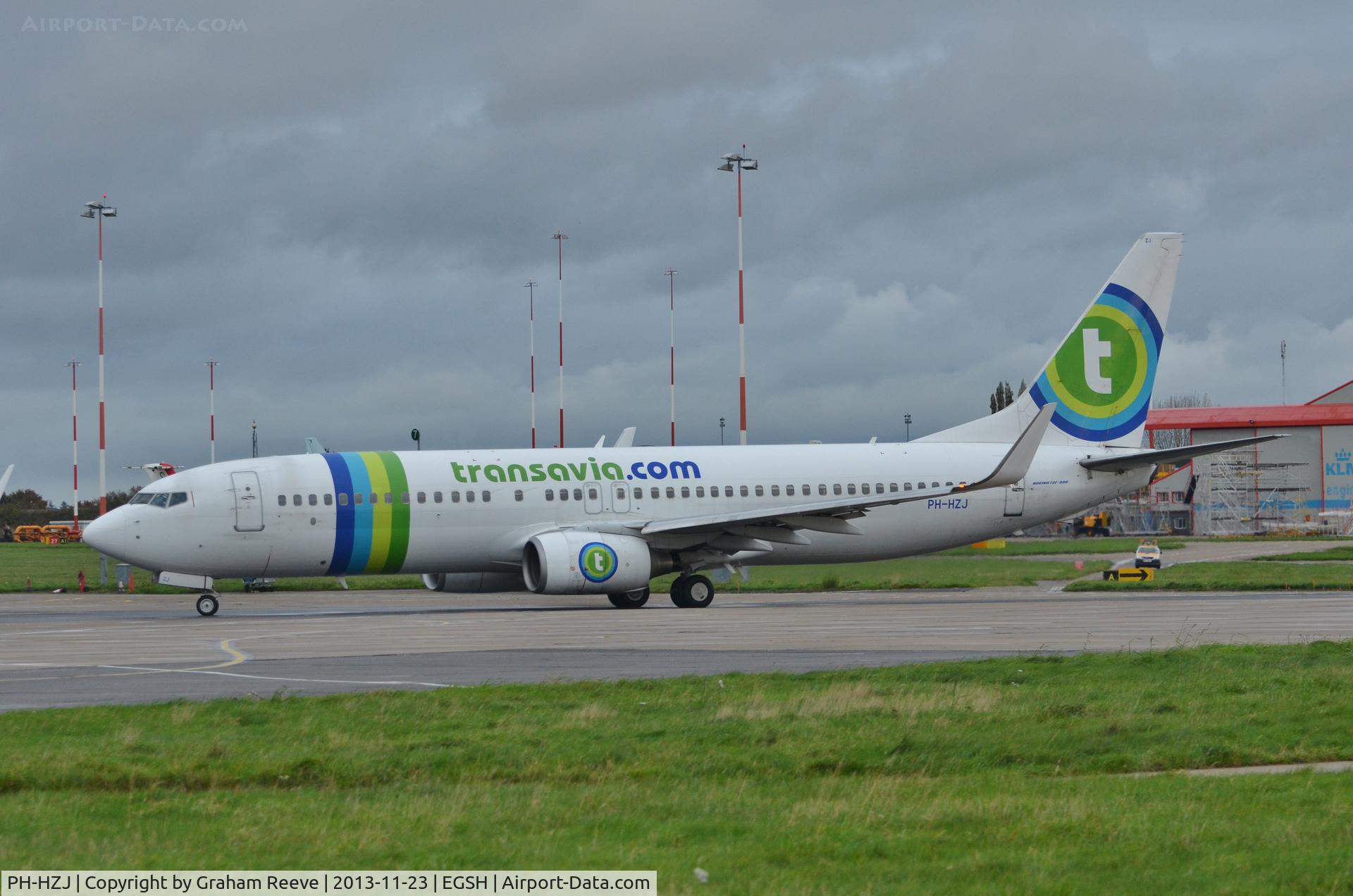 PH-HZJ, 2000 Boeing 737-8K2 C/N 30389, About to depart.